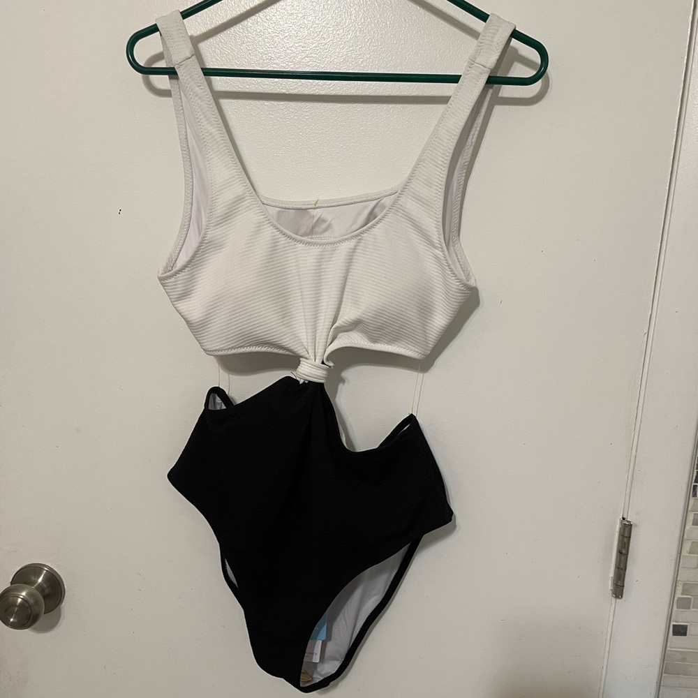 Cupshies 1 pc open middle black White Ribbed Bathing built in bra high waist
LG